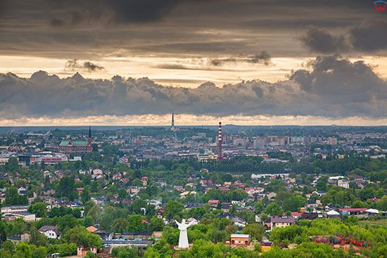 Czestochowa, panorama na miasto od strony E, poprzez pomnik Jana Pawla II znajdujacy sie w Parku Miniatur. EU, PL, Slaskie. Lotnicze.