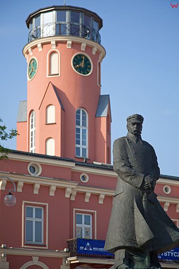 Czestochowa, Plac Wladyslawa Bieganskiego z wieza ratusza i pomnikiem J. Pisudskiego. EU, PL, Slaskie.