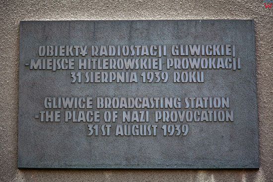 Gliwice, Radiostacja (Muzeum Historii Radia i Sztuki Mediow), plyta pamiatkowa na budynku administracyjnym. EU, Pl, Slaskie.