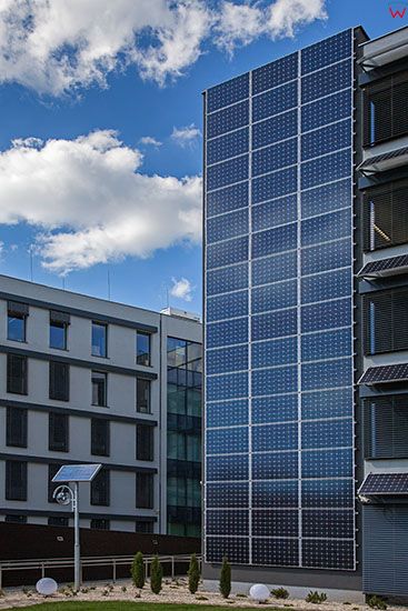 Katowice, Euro - Centrum Park Naukowo Technologiczny, grupa koncentrujaca sie na rozwoju technologi energooszczednych, n/z sciany budynku pokryte ogniwami slonecznymi. EU, Slaskie.