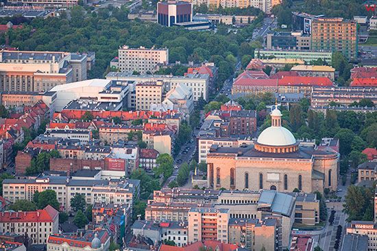 Katowice, panorama na centrum miasta z widoczna Katedra Chrystusa Krola. EU, Slaskie. Lotnicze.