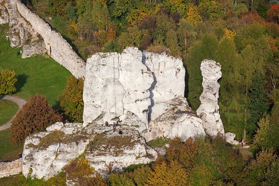 Gora Zamkowa w Podzamczu z widoczna skala Niedzwiedz i Dwie Siostry: Sfinks i Lall. EU, Pl, Slaskie. LOTNICZE.