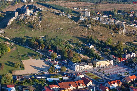 Olsztyn, panorama na Zamek i rynek miasta. EU, Pl, Slaskie. Lotnicze.