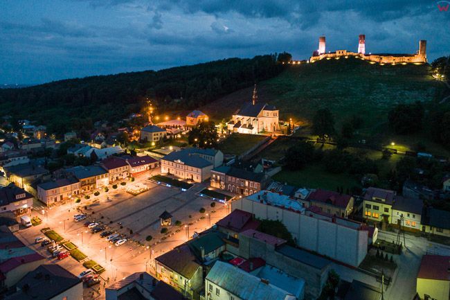 Checiny, panorama miasta w wieczorowej scenerii. EU, Pl, Swietokrzyskie. Lotnicze.