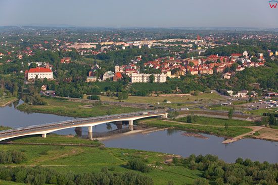 Sandomierz - panorama na stare miasto przez Wisle. EU, Pl, Swietokrzyskie. LOTNICZE.