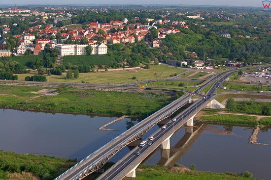Sandomierz - panorama na stare miasto przez Wisle. EU, Pl, Swietokrzyskie. LOTNICZE.