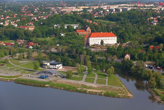 Sandomierz - panorama na Zamek przez Wisle. EU, Pl, Swietokrzyskie. LOTNICZE.