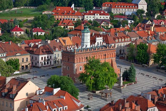 Sandomierz - Rynek Starego Miasta z Ratuszem. EU, Pl, Swietokrzyskie. LOTNICZE.