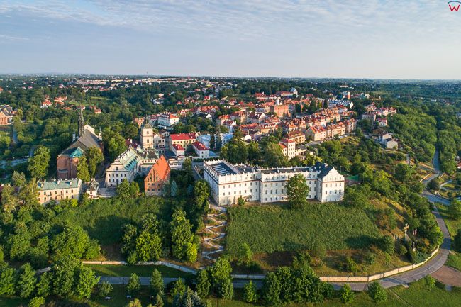 Sandomierz, panorama Starego Miasta z budynkiem Colegium Costominanum. EU, PL, swietokrzyskie. Lotnicze.