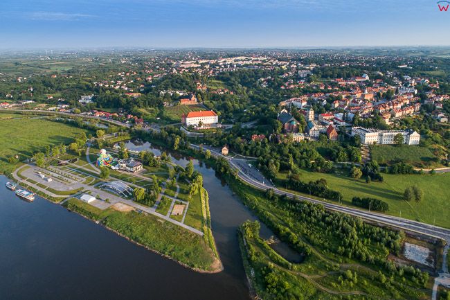 Sandomierz, panorama Sarego miasta przez Wsle. EU, PL, swietokrzyskie. Lotnicze.