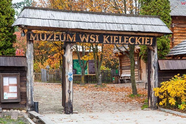 Tokarnia, Muzeum Wsi Kieleckiej - Park Etnograficzny, brama wejsciowa. EU, Pl, Swietokrzyskie.