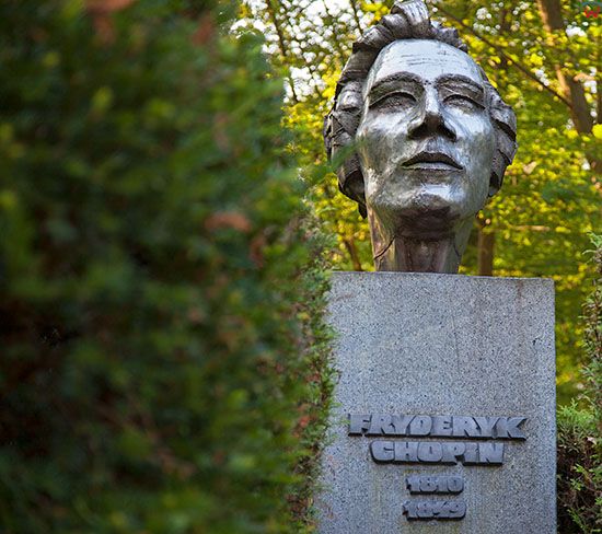 Antonin, pomnik Chopina przy Palacu Mysliwskim Ksiazat Radziwilow. EU, Pl, Wielkopolskie.