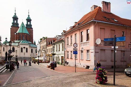 Gniezno, ulica Tumska z panorama na Katedre. EU, Pl, Wielkopolskie.