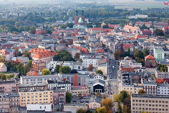 Gniezno, panorama na miasto od strony SSE. EU, Pl, Wielkopolskie. Lotnicze.
