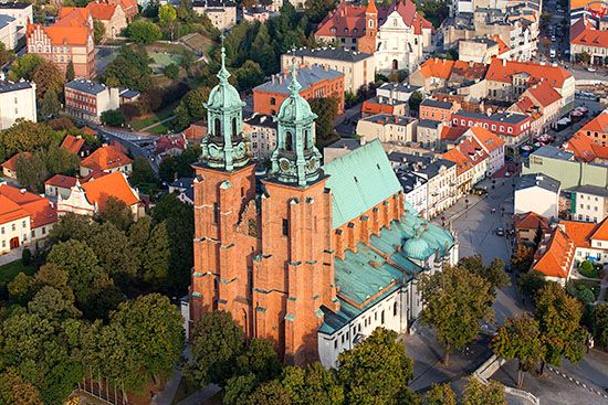 Gniezno, Katedra-Bazylika Prymasowska. EU, Pl, Wielkopolskie. Lotnicze.