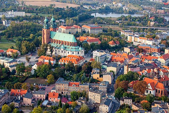 Gniezno, panorama na Stare Miasto od strony SSE. EU, Pl, Wielkopolskie. Lotnicze.