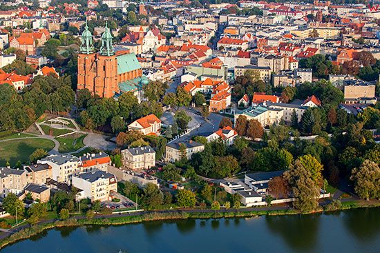Gniezno, panorama na Stare Miasto przez jezioro Jelonek. EU, Pl, Wielkopolskie. Lotnicze.
