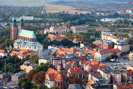 Gniezno, panorama na Stare Miasto od strony SE. EU, Pl, Wielkopolskie. Lotnicze.
