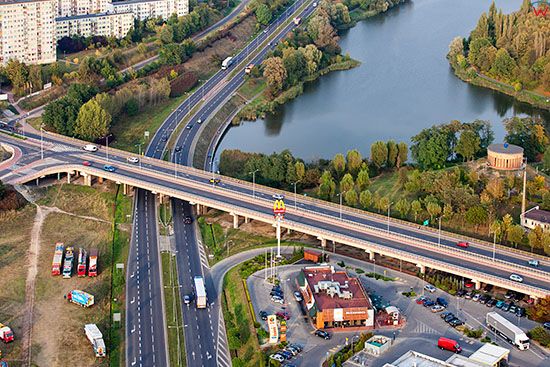 Gniezno, Wiadukt Solidarnosci na tle jeziora Winiary. EU, Pl, Wielkopolskie. Lotnicze.