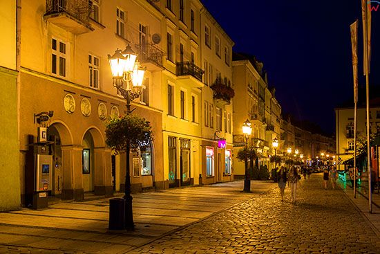 Kalisz, rynek staromiejski w wieczorowej luminacji. EU, Pl, Wielkopolskie.