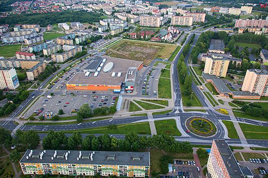 Koszalin, panorama na Aleje Jana Pawla II i galerie handlowe, widok od strony W. EU, Pl, Zachodniopomorskie. Lotnicze.