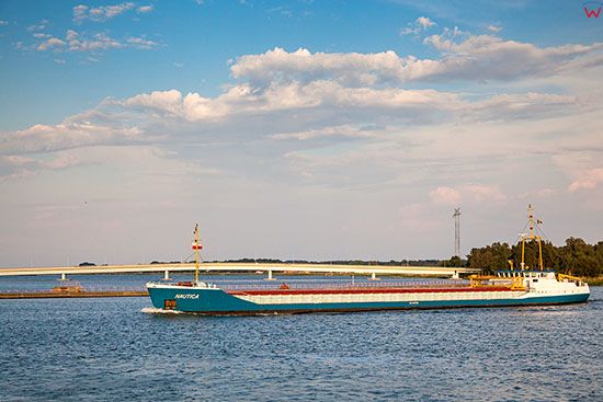 Swinoujscie, statki towarowe na Kanale Piastowskim i Swinie. EU, Pl, Zachodniopomorskie.