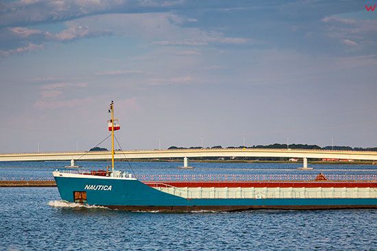 Swinoujscie, statki towarowe na Kanale Piastowskim i Swinie. EU, Pl, Zachodniopomorskie.