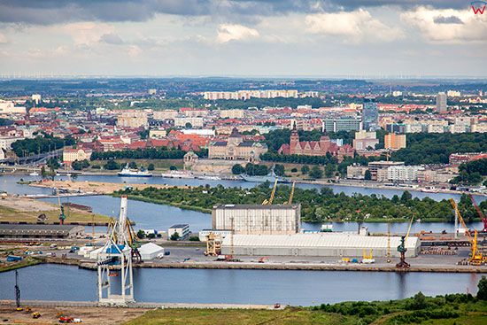 Szczecin, panorama na miasto przez port, widok od strony NE. EU, Pl, Zachodniopomorskie. Lotnicze.