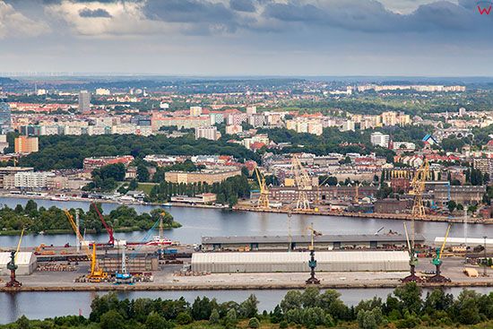 Szczecin, panorama na miasto przez port, widok od strony NE. EU, Pl, Zachodniopomorskie. Lotnicze.