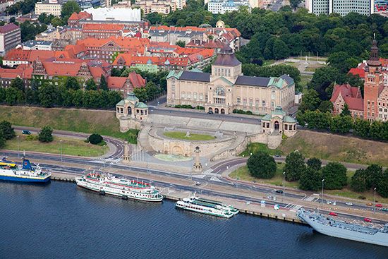 Szczecin, Waly Chrobrego z panorama na Muzeum Narodowe. EU, Pl, Zachodniopomorskie. Lotnicze.