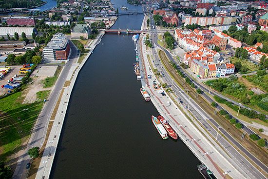 Szczecin, panorama na Odre z Bulwarem Piastowski i Nabrzeze Celne. EU, Pl, Zachodniopomorskie. Lotnicze.