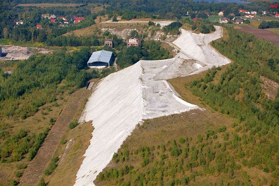 Haldy na terenie bylych zakladow chemicznych w Boleslawcu EU, PL, Dolnoslaskie. LOTNICZE.