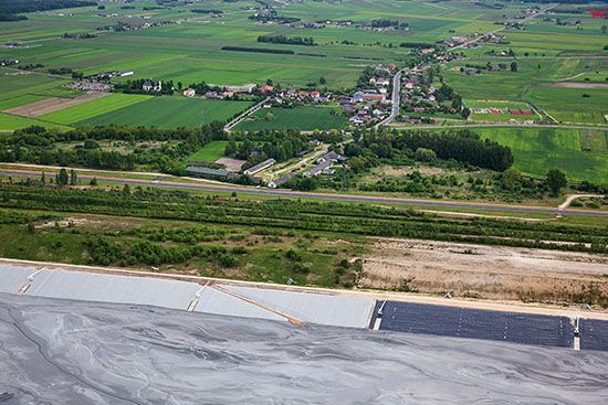 Belchatow, panorama na miejscowosc Kleszczow przez zbornik osadowy kopalni odkrywkowej. EU, Slaskie. Lotnicze.