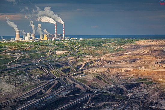 Belchatow, najwieksza w europie elektrownia zasilana weglem brunatnym, n/z wyrobisko na tle bloku energetycznego. EU, Slaskie. Lotnicze.
