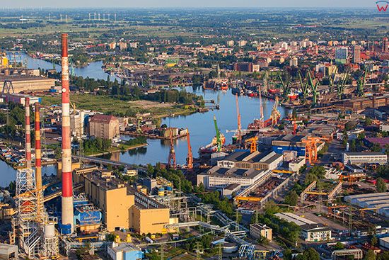 Gdansk, panorama na Elektrocieplownie Wybrzeze i Stocznie Gdanska. EU, PL, Pomorskie. Lotnicze.