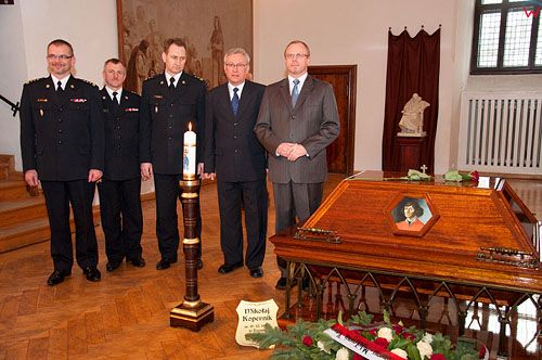 Uroczystosci pogrzebowe szczatkow Mikolaja Kopernika na olsztynskim zamku. 16.03.2010 r.
