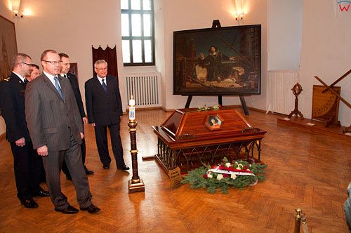 Uroczystosci pogrzebowe szczatkow Mikolaja Kopernika na olsztynskim zamku. 16.03.2010 r.
