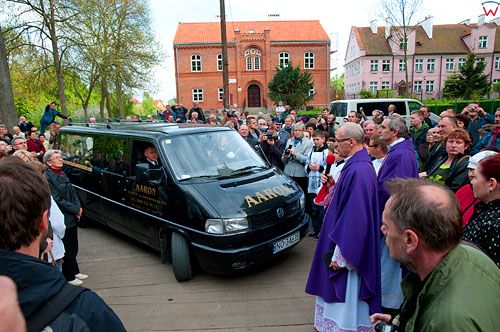 Uroczystosci pogrzebowe szczatkow Mikolaja Kopernika. Karawan przed Katedra we Fromborku.  21.05.2010 r. 