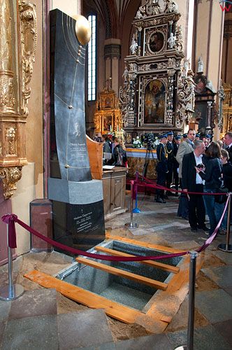 Uroczystosci pogrzebowe szczatkow Mikolaja Kopernika.  Przygotowywanie miesca pochowku - Katedra we Fromborku 22.05.2010 r.