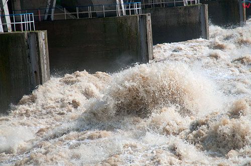 PL, Kujawsko-Pomorskie, Wloclawek. Spuszczanie wody z zapory przed nadejsciem fali kulminacyjnej. 23.05.2010r.