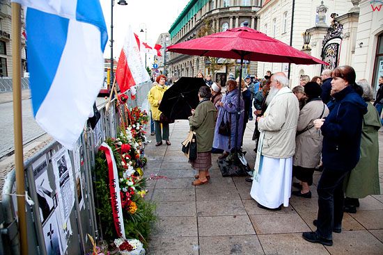 Warszawa 15.09.2010 r. Krzyz wraz z obroncami w przedzien przeniesienia do kaplicy Palacu Prezydenckiego.