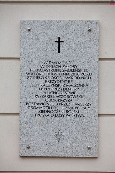 Warszawa 15.09.2010 r. Tablica upamietniajaca ofiary katastrofy smolenskiej na Palacu Prezydenckim.