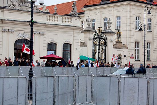 Warszawa 15.09.2010 r. Krzyz wraz z obroncami w przedzien przeniesienia do kaplicy Palacu Prezydenckiego.