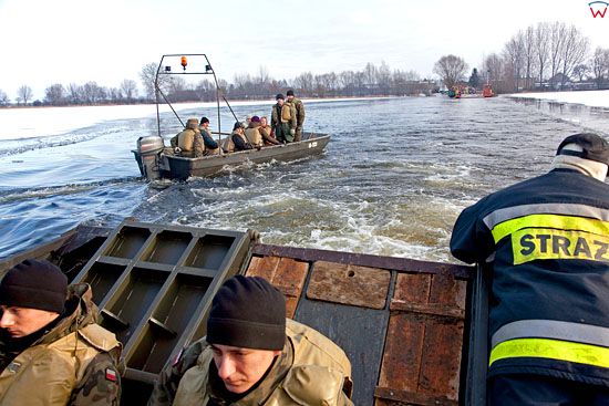 Pl, kujawsko-pomorskie. 22-01-2011 r., powodz w Ostrowku nad jeziorem Goplo.