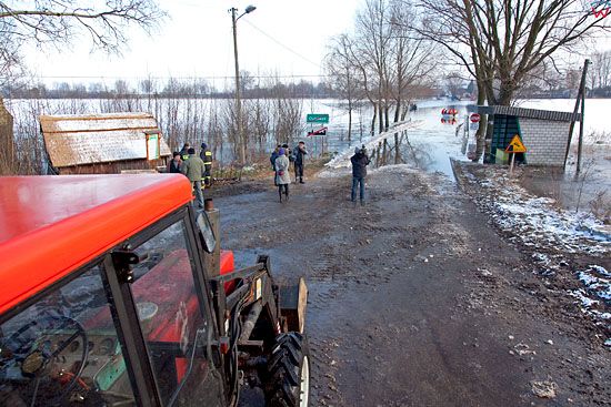 Pl, kujawsko-pomorskie. 22-01-2011 r., powodz w Ostrowku nad jeziorem Goplo.