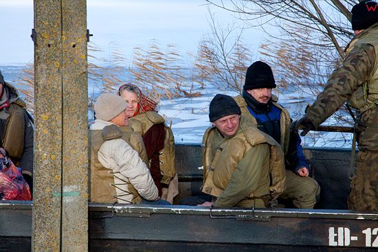 Pl, kujawsko-pomorskie. 22-01-2011 r., powodz w Ostrowku nad jeziorem Goplo. Transport ludnosci cywilnej.