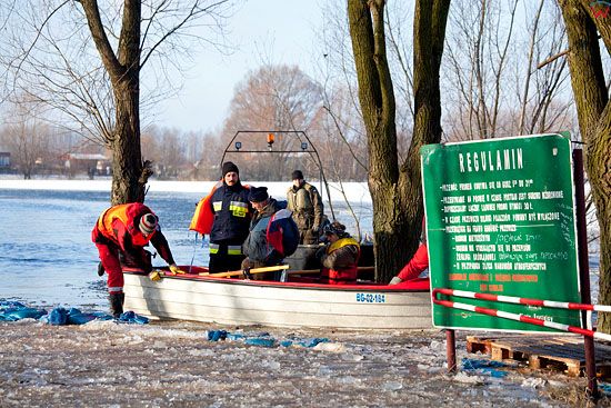 Pl, kujawsko-pomorskie. 22-01-2011 r., powodz w Ostrowku nad jeziorem Goplo. Transport ludnosci cywilnej.