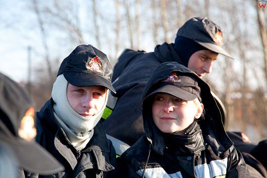Pl, kujawsko-pomorskie. 22-01-2011 r., powodz w Ostrowku nad jeziorem Goplo. Strazacy w chwili odpoczynku.