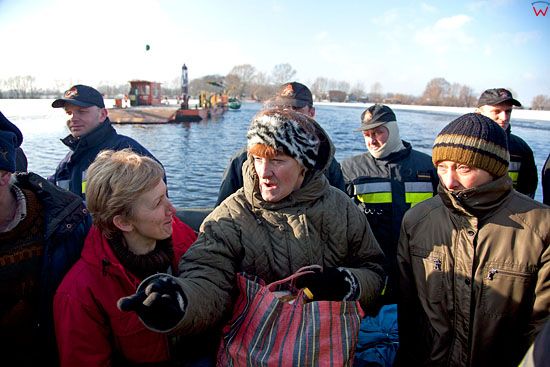 Pl, kujawsko-pomorskie. 22-01-2011 r., powodz w Ostrowku nad jeziorem Goplo. Mieszkancy transportowani amfibia.