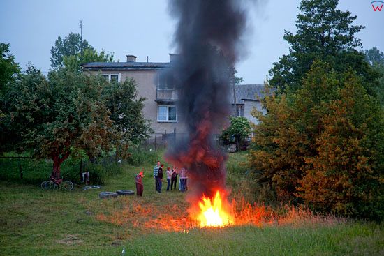 EU, Pl, Mazowieckie. Noc Kupaly, Slowianskie swieto palenia ognisk zwiazane z letnim przesileniem slonca. Miejscowosc Dobrzankowo.